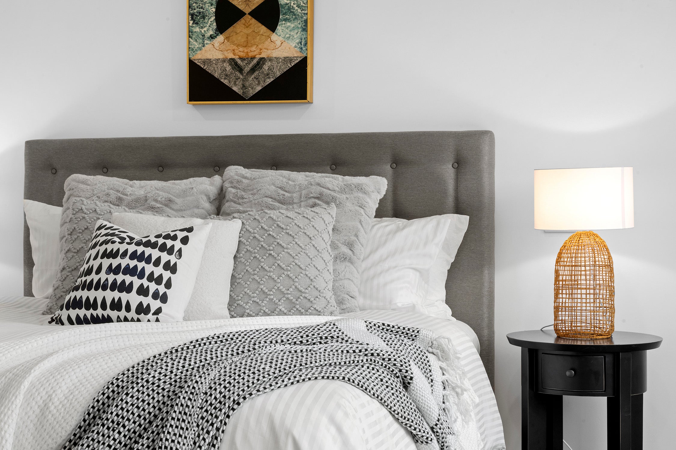 White 1 cm Stripe Super King Size Bed Setting