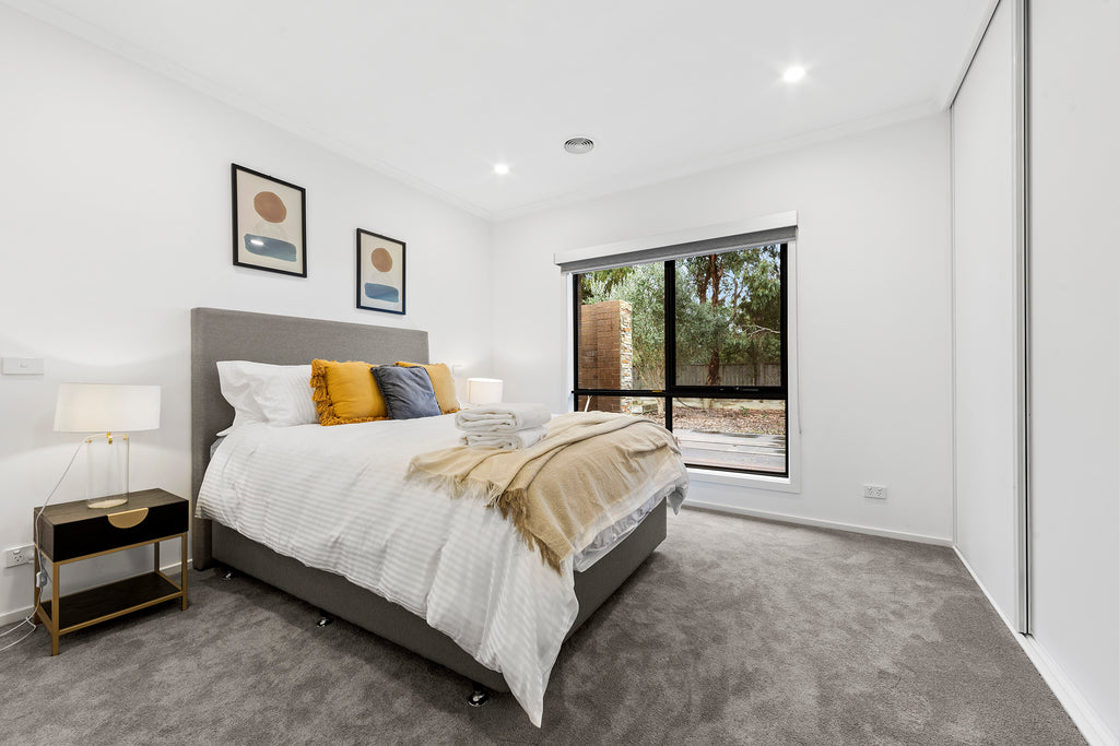 White 1 cm Stripe Super King Size Bed Setting